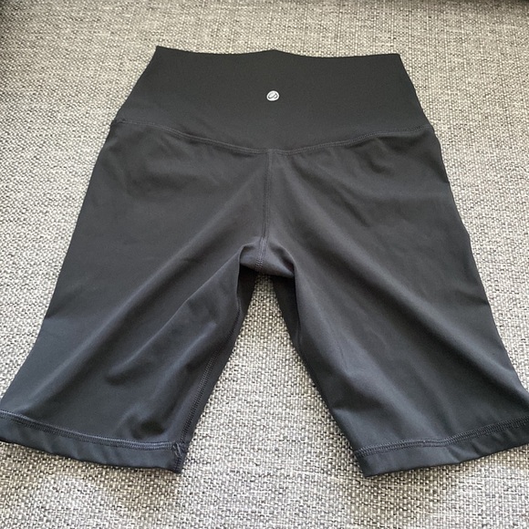 EUC CRZ YOGA XS Naked Feeling Bike Shorts 8 Inches High Waisted Grey Olive - Picture 2 of 5